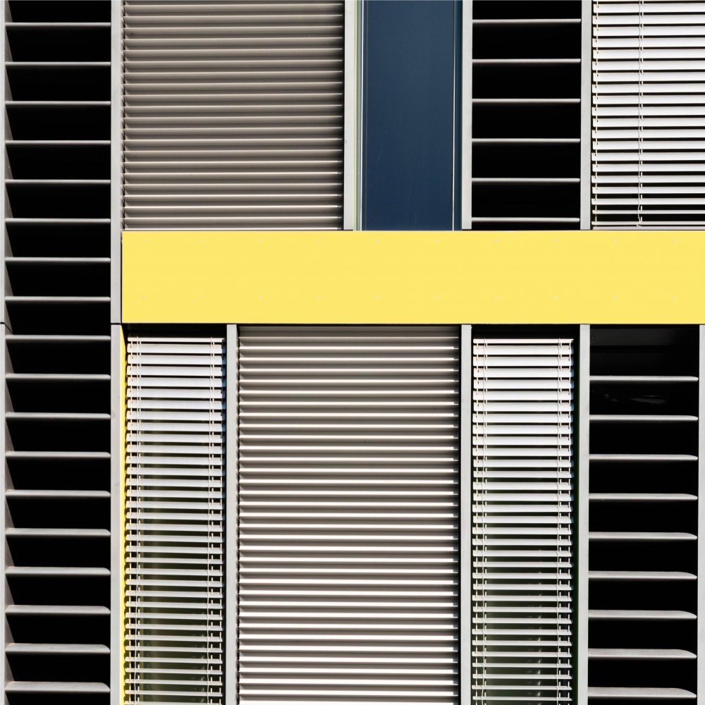 graphic facade with a yellow accent van Stephan Rückert