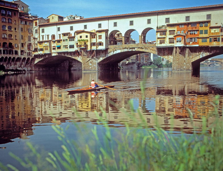 The Ponte Vecchio, built in 1345 (photo)  van Taddeo Gaddi