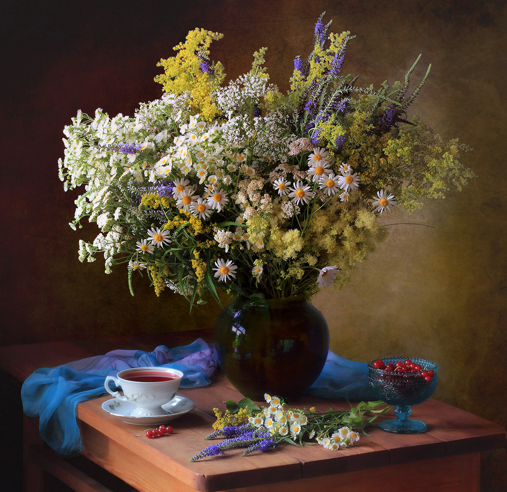 With a bouquet of meadow flowers van Tatyana Skorokhod (Татьяна