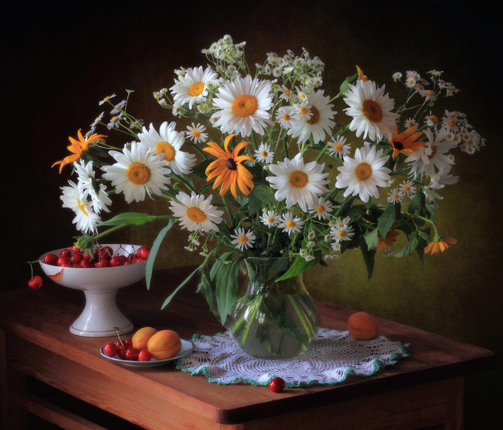 Still life with daisies and berries van Tatyana Skorokhod (Татьяна