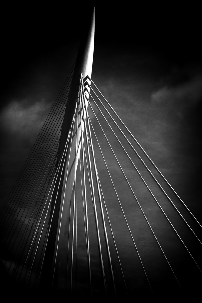 Bridge pylon van Theo Luycx