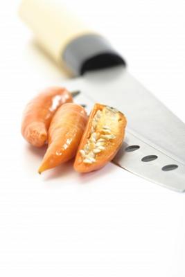 Gelbe Peperoni mit Messer van Thomas Haupt