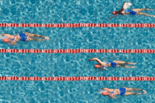 Schwimmwettkampf aus Vogelperspektive van Thomas Lammeyer