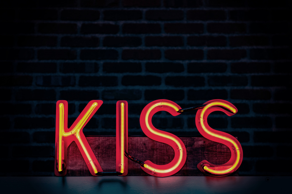 Kiss in Neon van Tim Mossholder