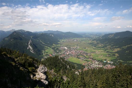 Bayern - Blick auf Oberammergau van Tobias Hase