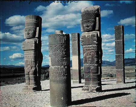 The atlantean columns on top of Pyramid B, Pre-Columbian van Toltec