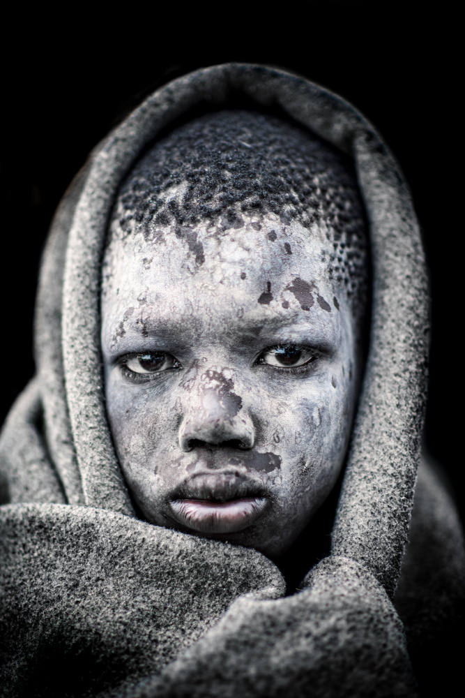 Mundari boy portrait van Trevor Cole