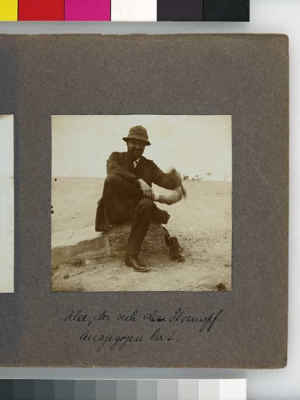 Fotoalbum Tunisreise, 1914. Blatt 6, Vorderseite rechts: beschriftet "Klee, der sich den Strumpf aus van Unbekannter Künstler
