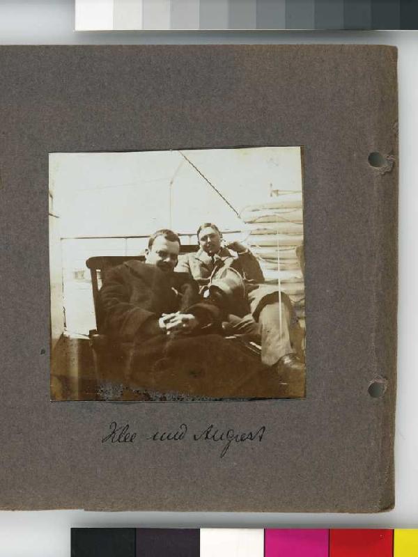 Fotoalbum Tunisreise, 1914. Blatt 5, Rückseite rechts: Macke und Klee an Deck, beschriftet "Klee und van Unbekannter Künstler