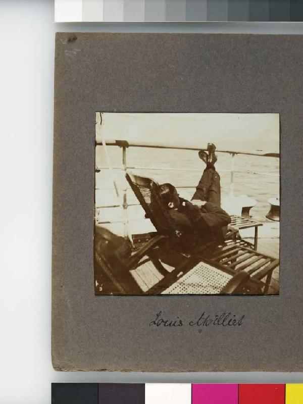Fotoalbum Tunisreise, 1914. Blatt 5, Rückseite links: Moilliet im Liegestuhl, beschriftet "Louis Moi van Unbekannter Künstler