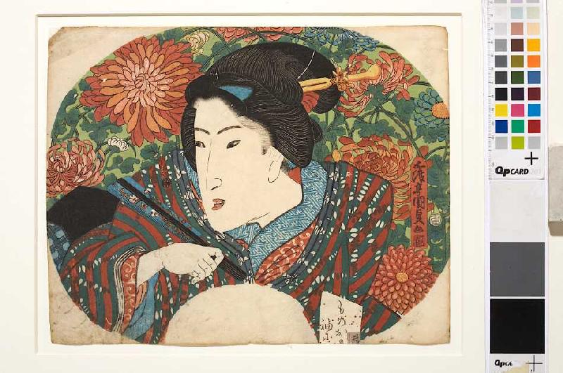 Porträt einer Dame mit geschlossenem Fächer vor Chrysanthemen van Utagawa Kunisada