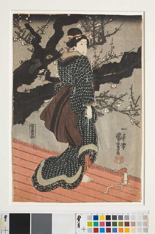 Frau, nachts unter einem blühenden Pflaumenbaum van Utagawa Kuniyoshi