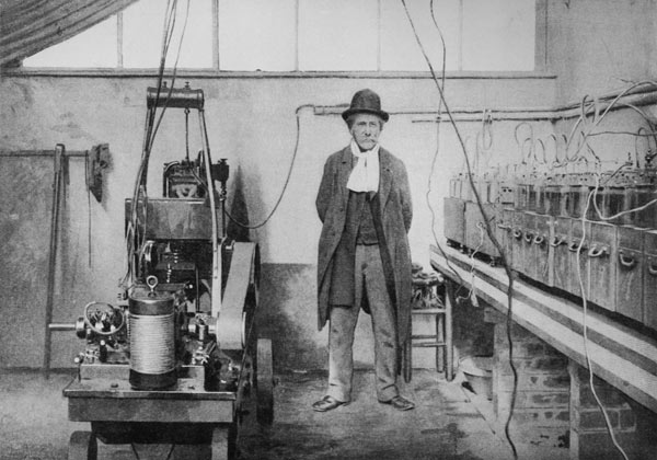 Marcellin Berthelot (1827-1907) in his laboratory in Meudon (Yvelines) (b/w photo)  van Valerian Gribayedoff