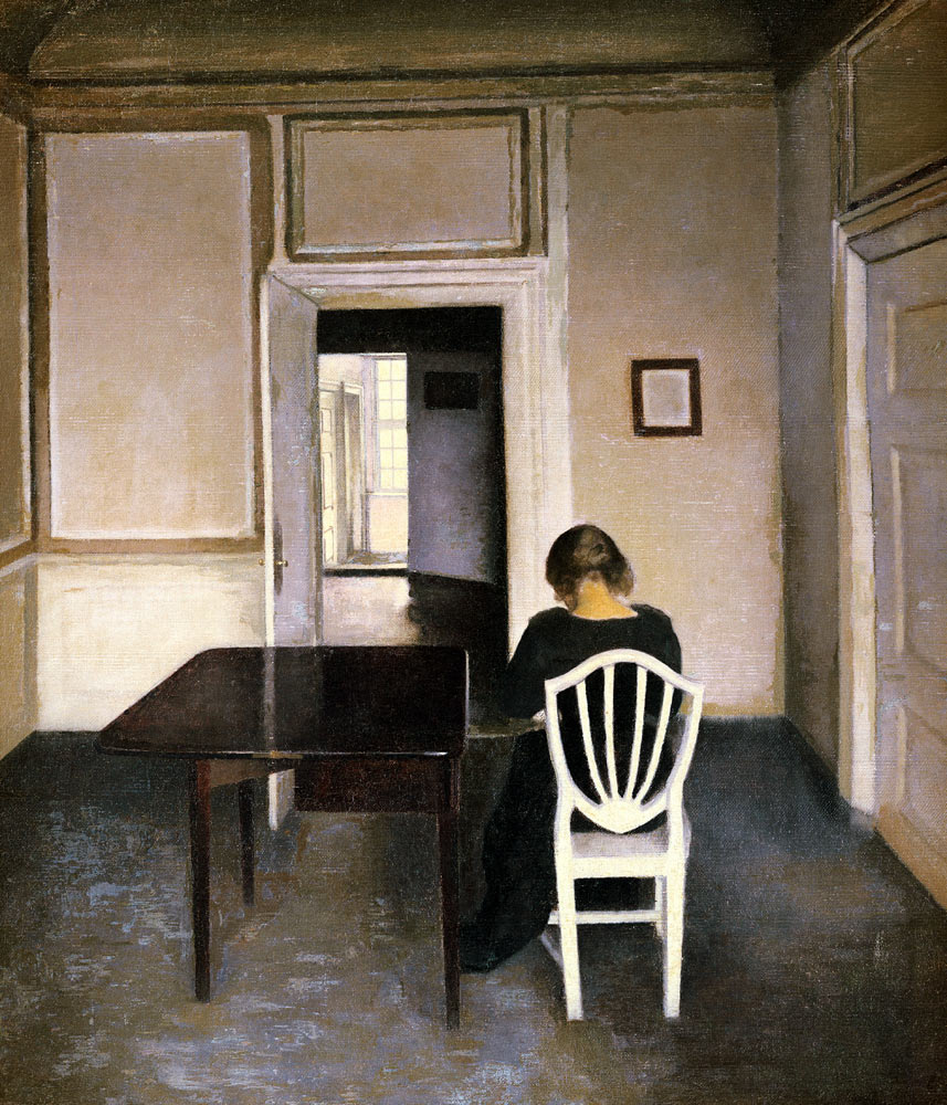 Interieur met vrouw op een witte stoel. van Vilhelm Hammershoi