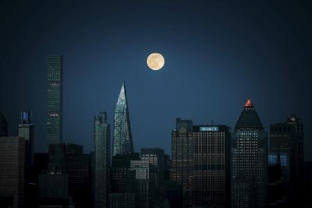 Super-moon over Manhattan