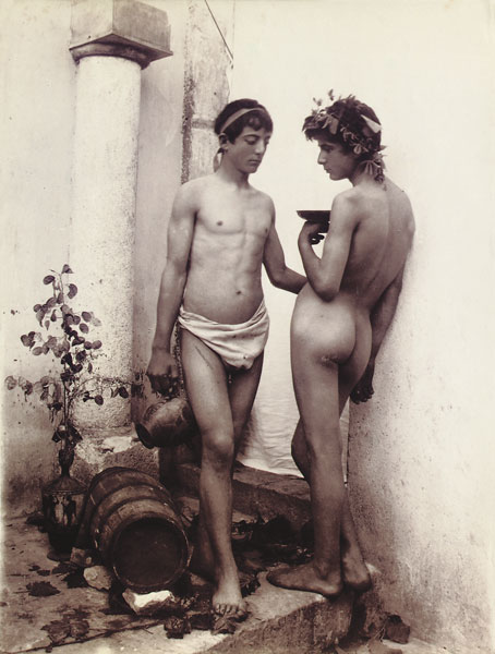 Twee jonge mannen in een klassieke pose  van Wilhelm von Gloeden