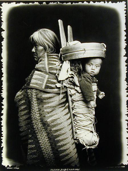 Navaho woman carrying a papoose on her back, c.1914 (b/w photo)  van William J. Carpenter