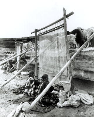Navajo weavers, c.1914 (b/w photo) van William J. Carpenter