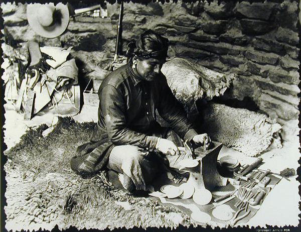 Silversmith at work, c.1914 (b/w photo)  van William J. Carpenter