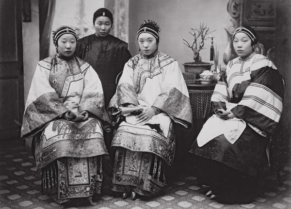 Chinese Women, c.1880 (albumen print)  van William Saunders