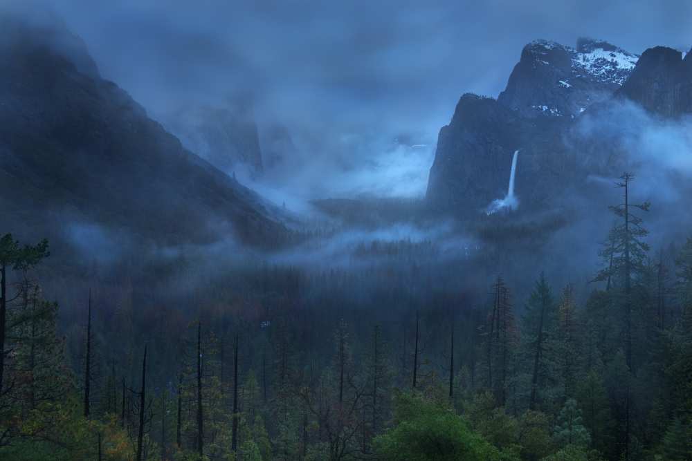 Gloomy Mountain van Yan Zhang