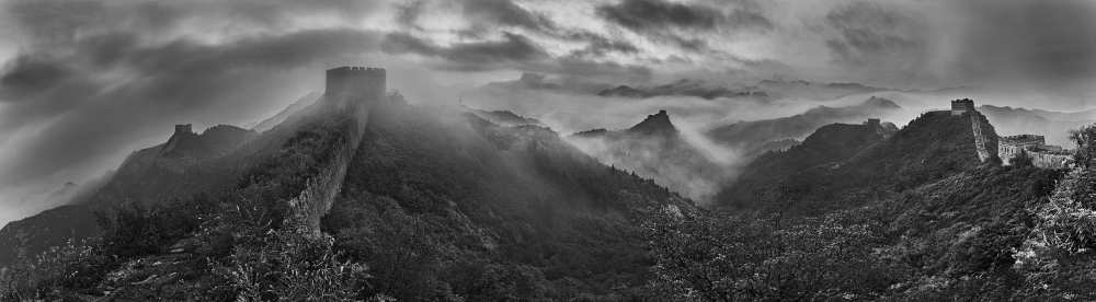 Misty Morning at Great Wall van Yan Zhang
