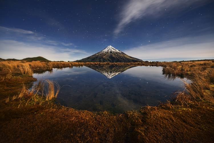 Mount Taranaki under Moonlight van Yan Zhang