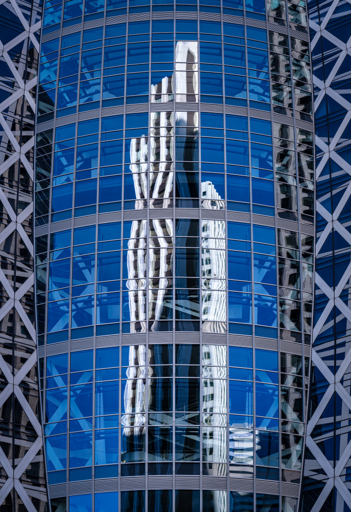 Skyscraper within a skyscraper van YASUTOSHI HONJO